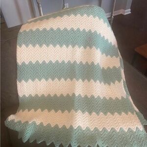 Chevron Patterned Throw Blanket in Mint and White